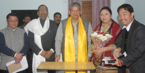 Home-Kalon-with-the-Chief-Minister-and-Chief-secretary-accompanied-by-the-Settlement-officer-11